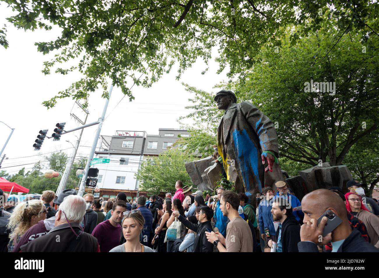 Seattle, Washington, USA. 18th June, 2022. Spectators crowd the landmark Statue of Vladimir Lenin at the Fremont Solstice Parade. The iconic, annual parade returned after a three-year hiatus due to the coronavirus pandemic. Credit: Paul Christian Gordon/Alamy Live News Stock Photo