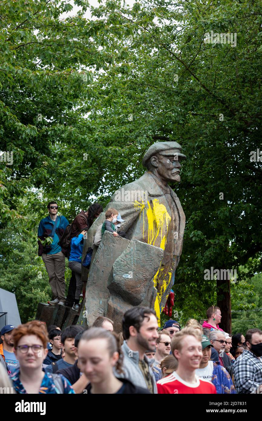 Seattle, Washington, USA. 18th June, 2022. Spectators crowd the landmark Statue of Vladimir Lenin at the Fremont Solstice Parade. The iconic, annual parade returned after a three-year hiatus due to the coronavirus pandemic. Credit: Paul Christian Gordon/Alamy Live News Stock Photo