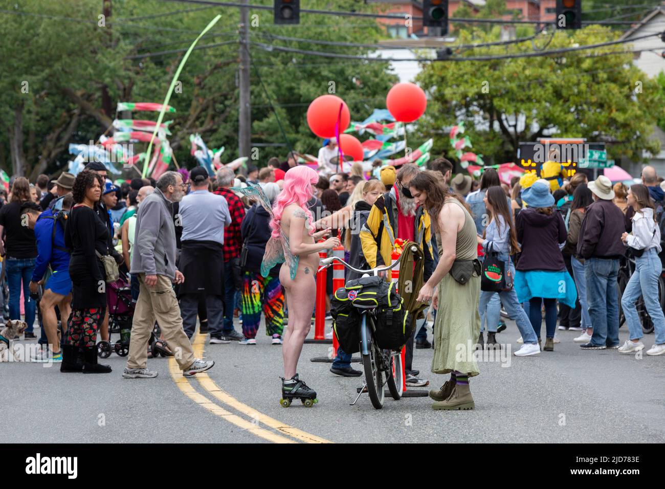 Seattle, Washington, USA. 18th June, 2022. Spectators line the streets at the Fremont Solstice Parade. The iconic, annual parade returned after a three-year hiatus due to the coronavirus pandemic. Credit: Paul Christian Gordon/Alamy Live News Stock Photo