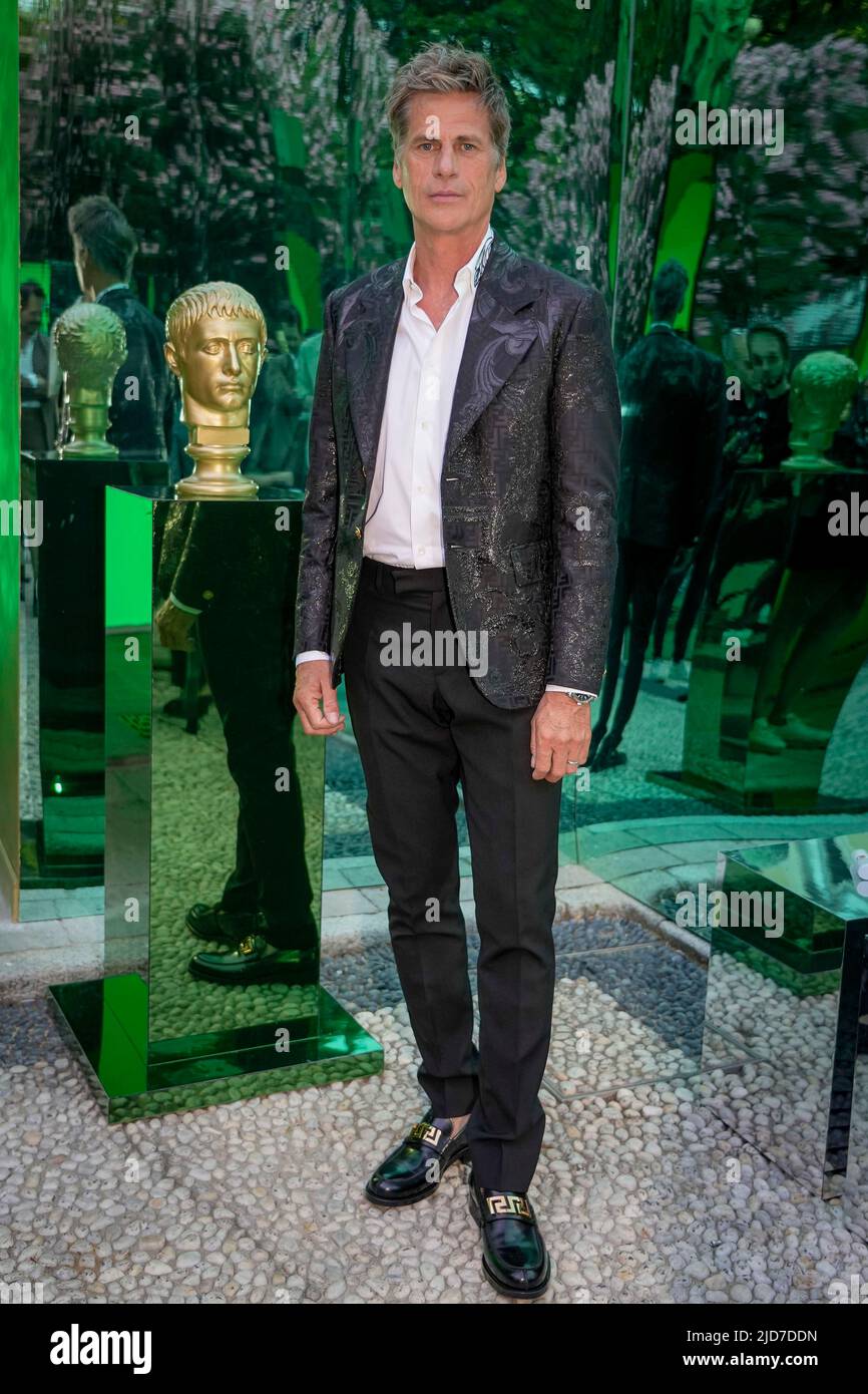 Milan, Italy. 18th June, 2022. Milan, Milan Fashion Week, men's spring summer 2023. Milan, Men's fashion, spring summer 2023.VERSACE fashion show front raw Pictured: Mark Vanderloo Credit: Independent Photo Agency/Alamy Live News Stock Photo