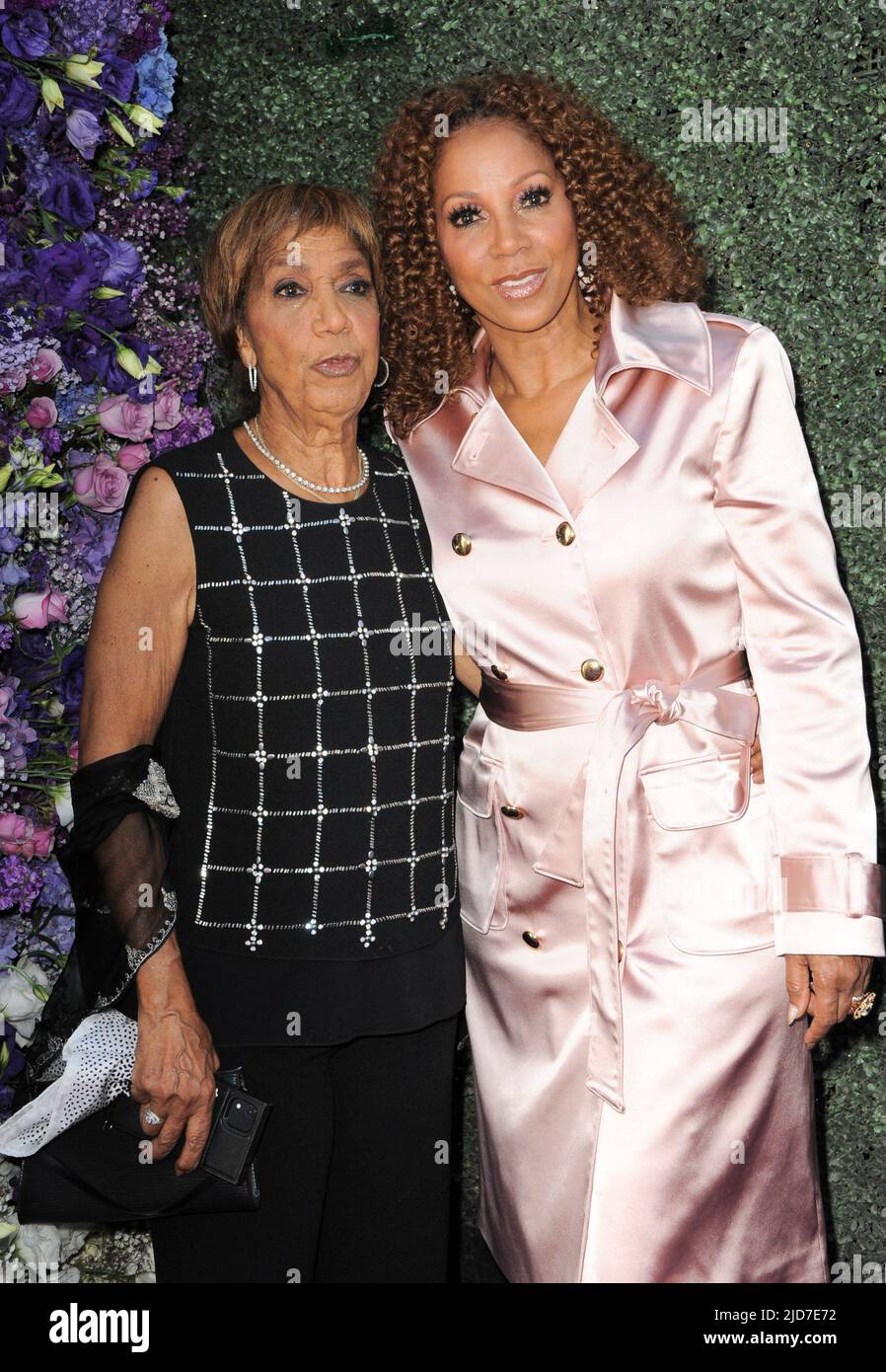 Los Angeles, CA. 18th June, 2022. Dolores Robinson, Holly Robinson Peete at arrivals for The HollyRod Foundation Humanitarian Award Celebration, RJ's Place, Los Angeles, CA June 18, 2022. Credit: Elizabeth Goodenough/Everett Collection/Alamy Live News Stock Photo