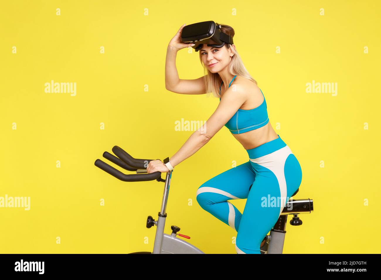 homoseksuel Konklusion ært Woman with vr glasses on spinning bike hi-res stock photography and images  - Alamy