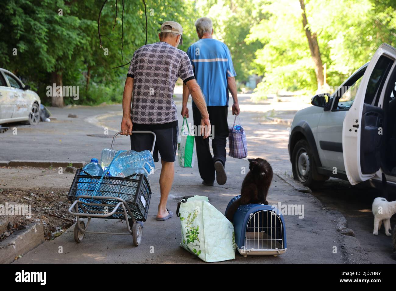 Mariupol. 18th June, 2022. Residents carry water in Mariupol June 18, 2022. Credit: Victor/Xinhua/Alamy Live News Stock Photo