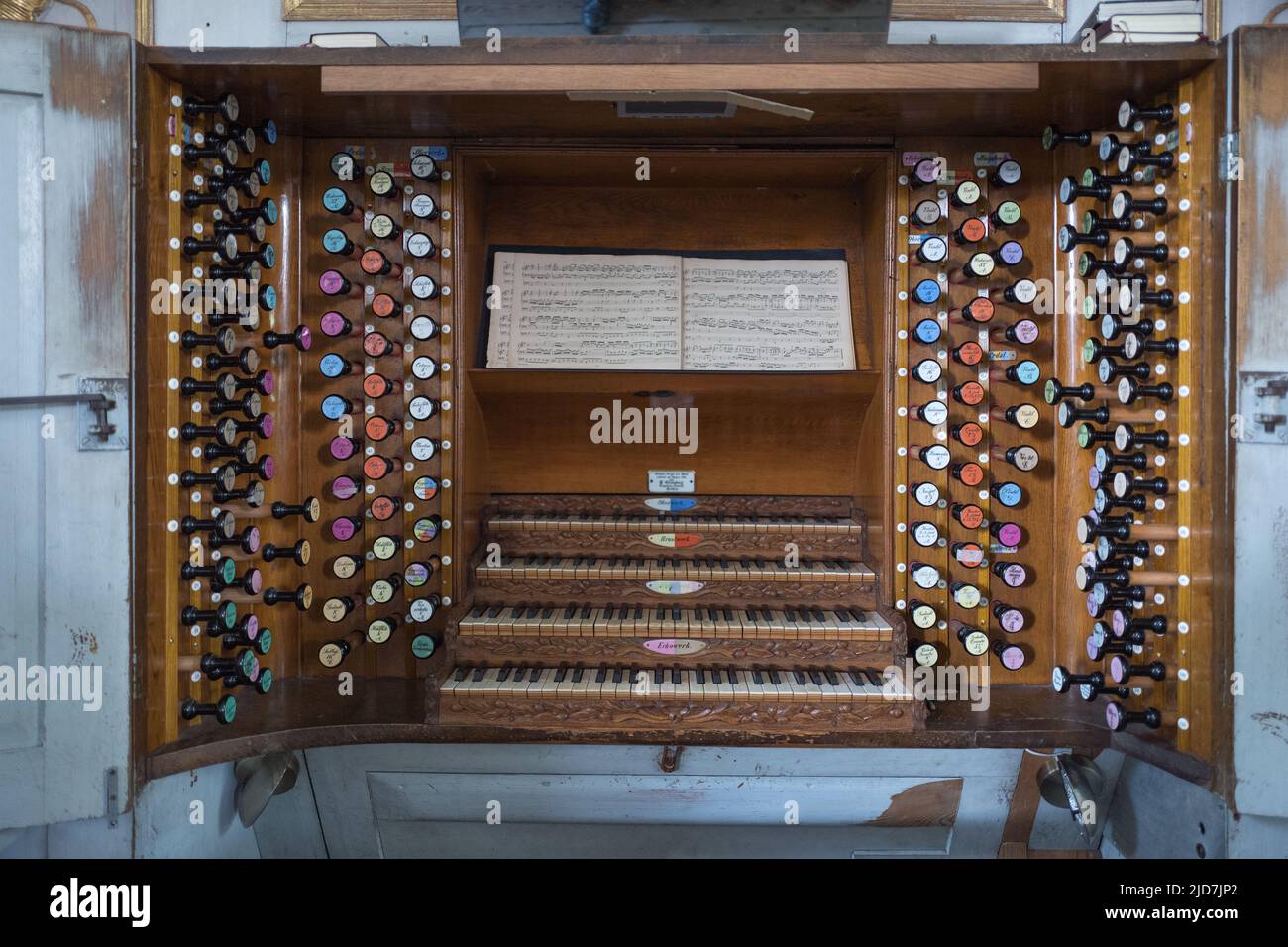 Spielschrank der größten mechanischen Orgel der Welt in Liepaja, Pasaulē lielāko mehānisko ērģeļu spēles kabinets Liepājā, Playing cabinet of the larg Stock Photo