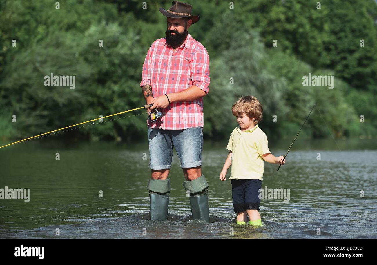 Сын ловит рыбу. Папа Рыбак. Рыбаки отец и сын. Фото папа Рыбак. Батюшка Рыбак.