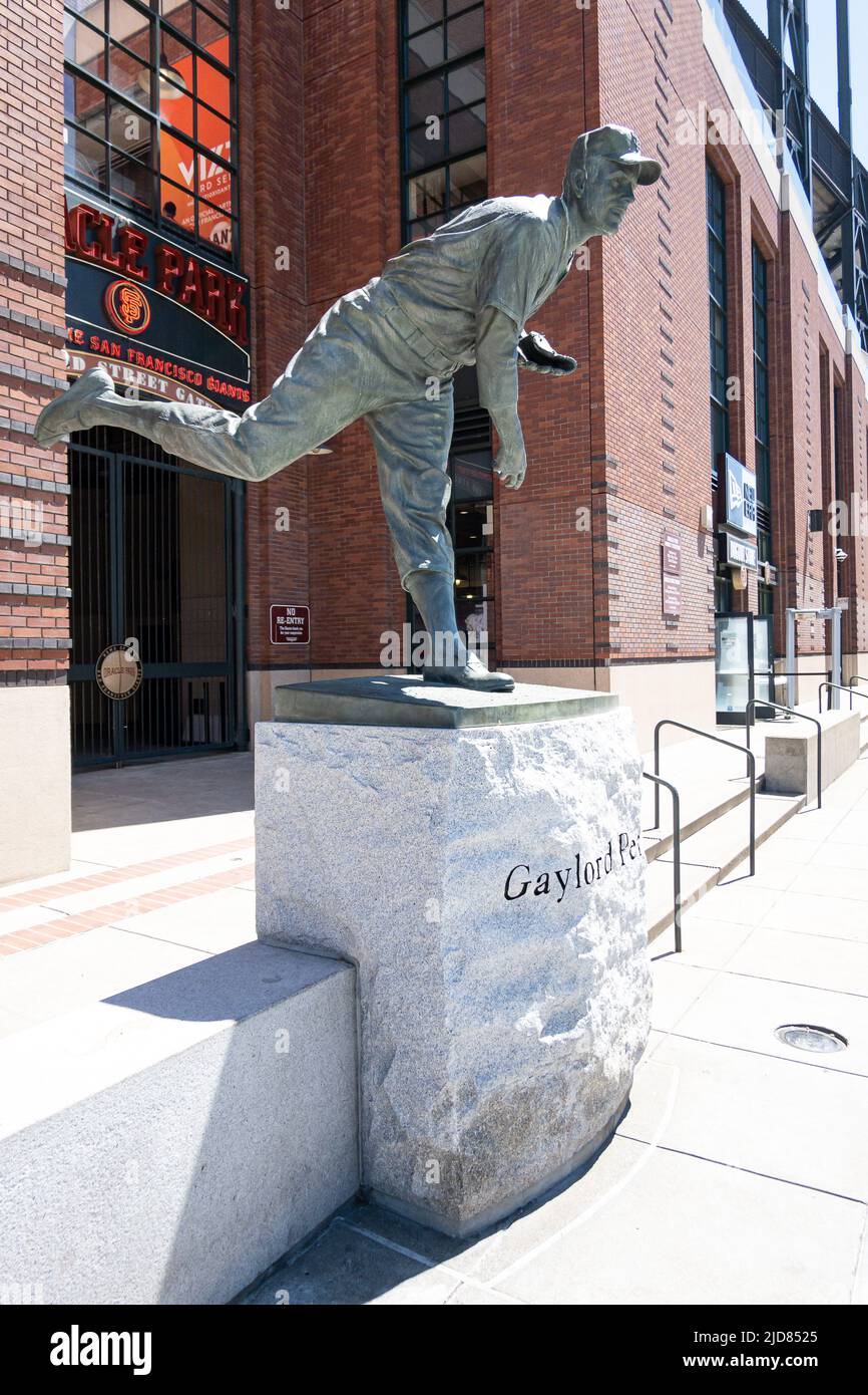 San Francisco Giants unveil statue of pitcher Gaylord Perry