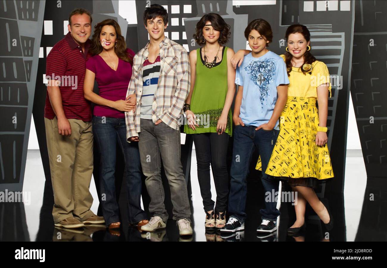 DELUISE,CANALS-BARRERA,HENRIE,GOMEZ,AUSTIN,STONE, WIZARDS OF WAVERLY PLACE:  THE MOVIE, 2009 Stock Photo - Alamy, image size:1300x902