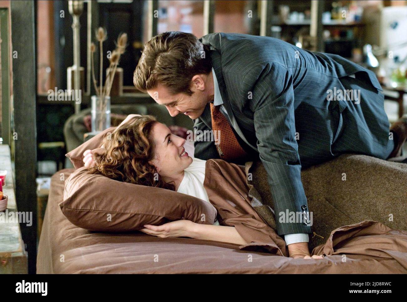 HATHAWAY,GYLLENHAAL, LOVE AND OTHER DRUGS, 2010, Stock Photo