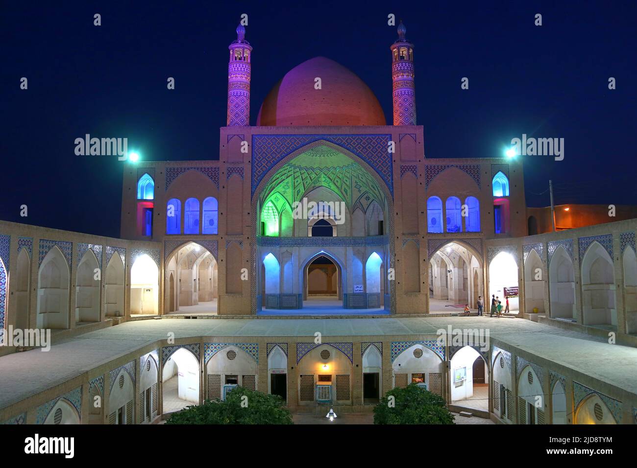 Die Agha Bozorg Moschee in Kashan, Iran ist nachts farbenprächtig ausgeleuchtet. Im Untergeschoss befindet sich eine Koranschule. Stock Photo