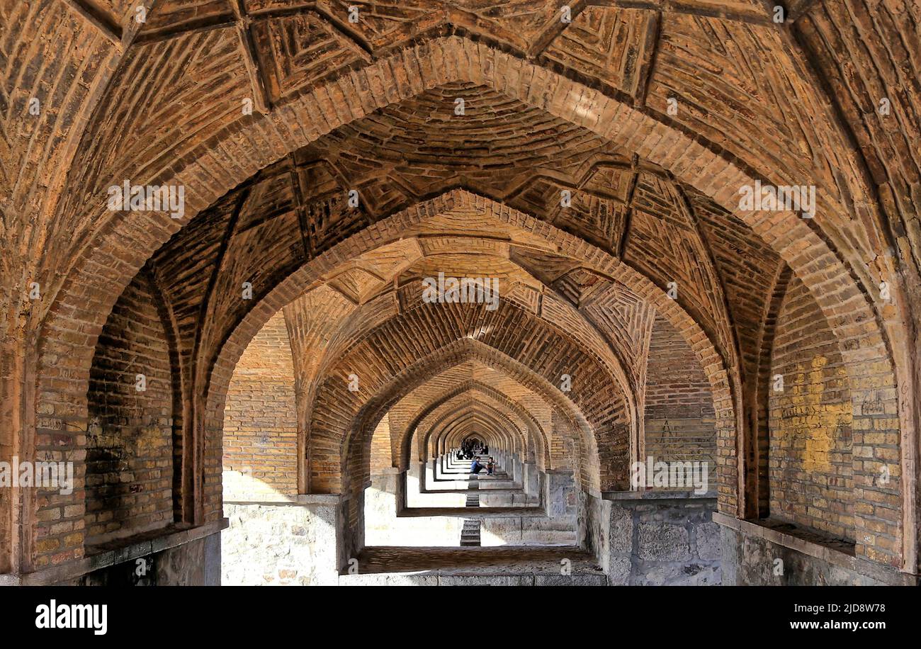 Allah-Verdi-Khan-Brücke in Isfahan, Iran. Auf persisch heißt sie Si-o-se Pol. Die Brücke hat zwei Etagen und überspannt den Zayandeh Rud. Die Brücke hat 33 Bögen. Die Konstruktion ist ein Meisterwerk islamischer Architektur und erinnert an eine Kathedrale oder Moschee. Unten fließt der Si-o-se Pol. Stock Photo