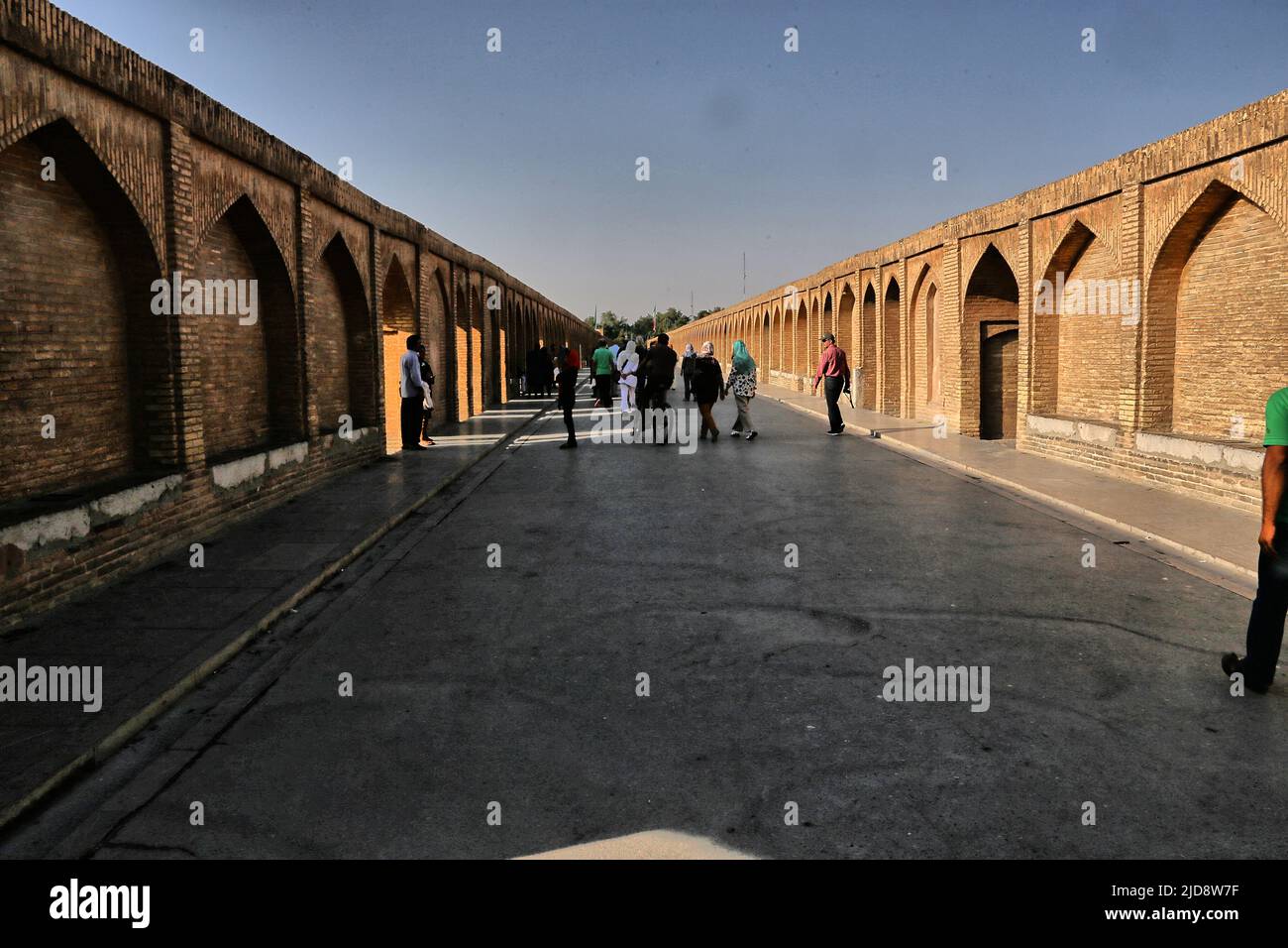 Allah-Verdi-Khan-Brücke in Isfahan, Iran. Auf persisch heißt sie Si-o-se Pol. Die Brücke hat zwei Etagen und überspannt den Zayandeh Rud. Die Brücke hat 33 Bögen und ist für den Autoverkehr gesperrt Stock Photo