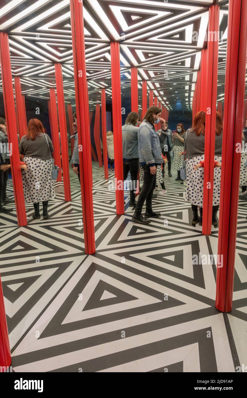 Infinity mirror maze hires stock photography and images Alamy
