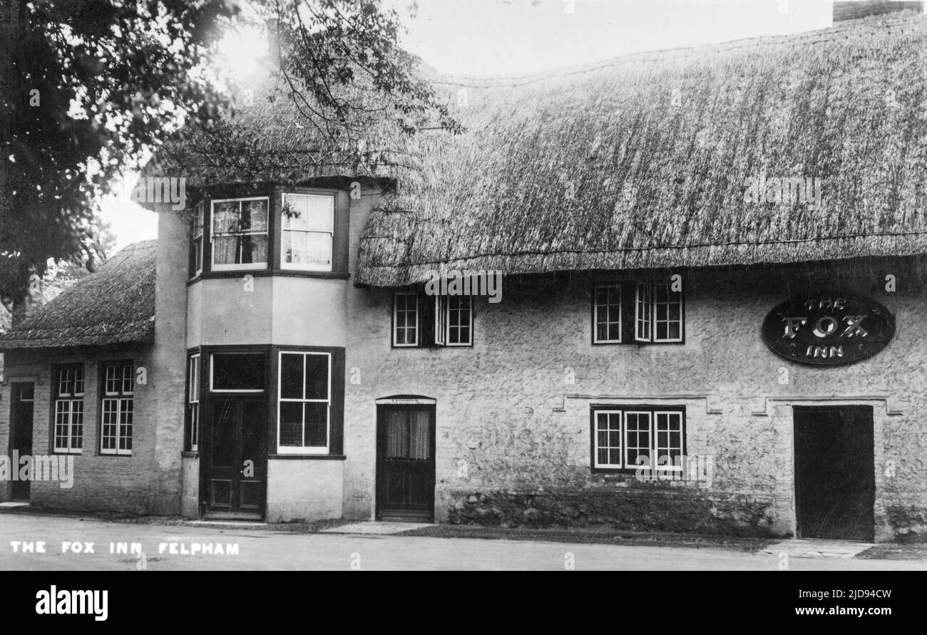 Vintage photograph of the The Fox Inn, Waterloo Road, Felpham, West Sussex, England, UK - view of original pub taken about 1914 before it was burnt to the ground in 1946 - note the thatched roof. Stock Photo