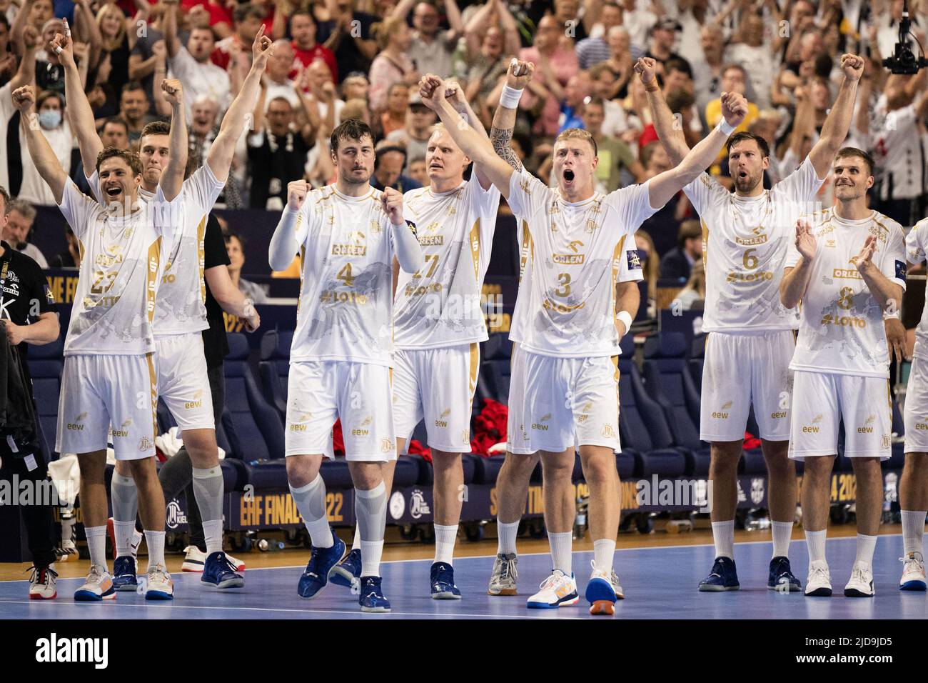 Cologne, Germany. 19th June, 2022. Handball: Champions League, THW Kiel -  Telekom Veszprem, Final Round, Final Four, Match for 3rd Place, Lanxess  Arena. The Kiel players cheer after scoring in the seven-meter