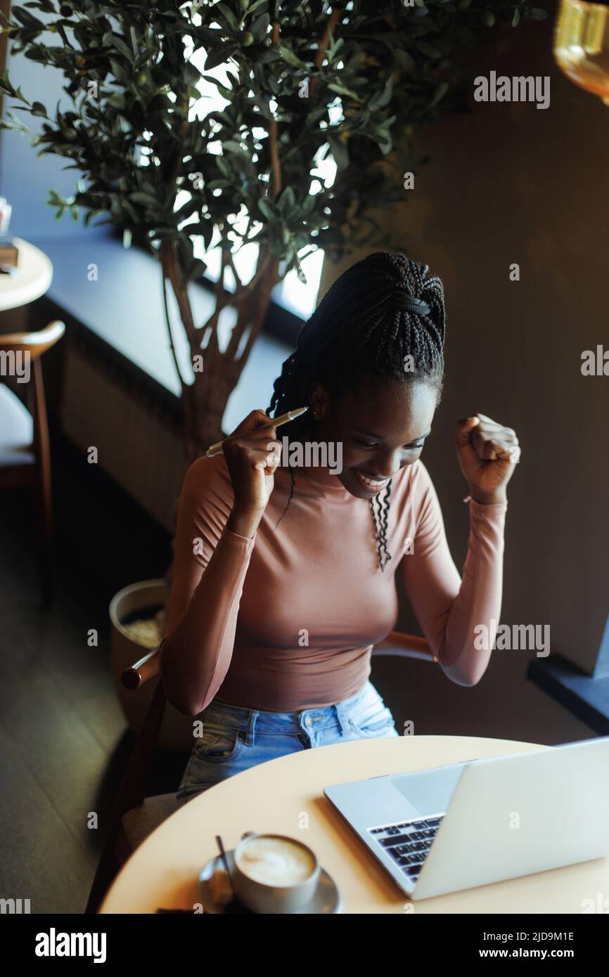 Elbows table hi-res stock photography and images - Alamy