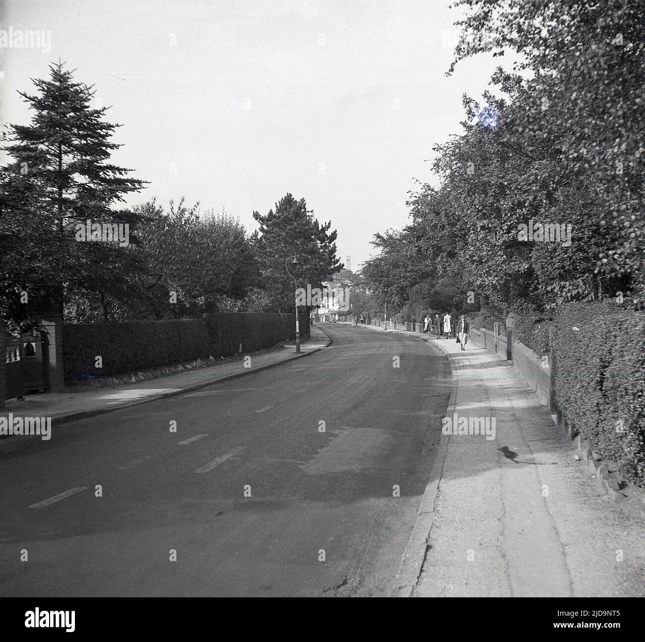 1940s, historical, a view of Woodford Rd, a wide tree-lined suburban road leading into the village of Bramhall, a prosperous suburb of Stockport, Cheadle, England, UK. Bramhall is known for its magnificent 14th century Tudor manor house, Bramall Hall and for its one time 'Tudor' cinema. Stock Photo