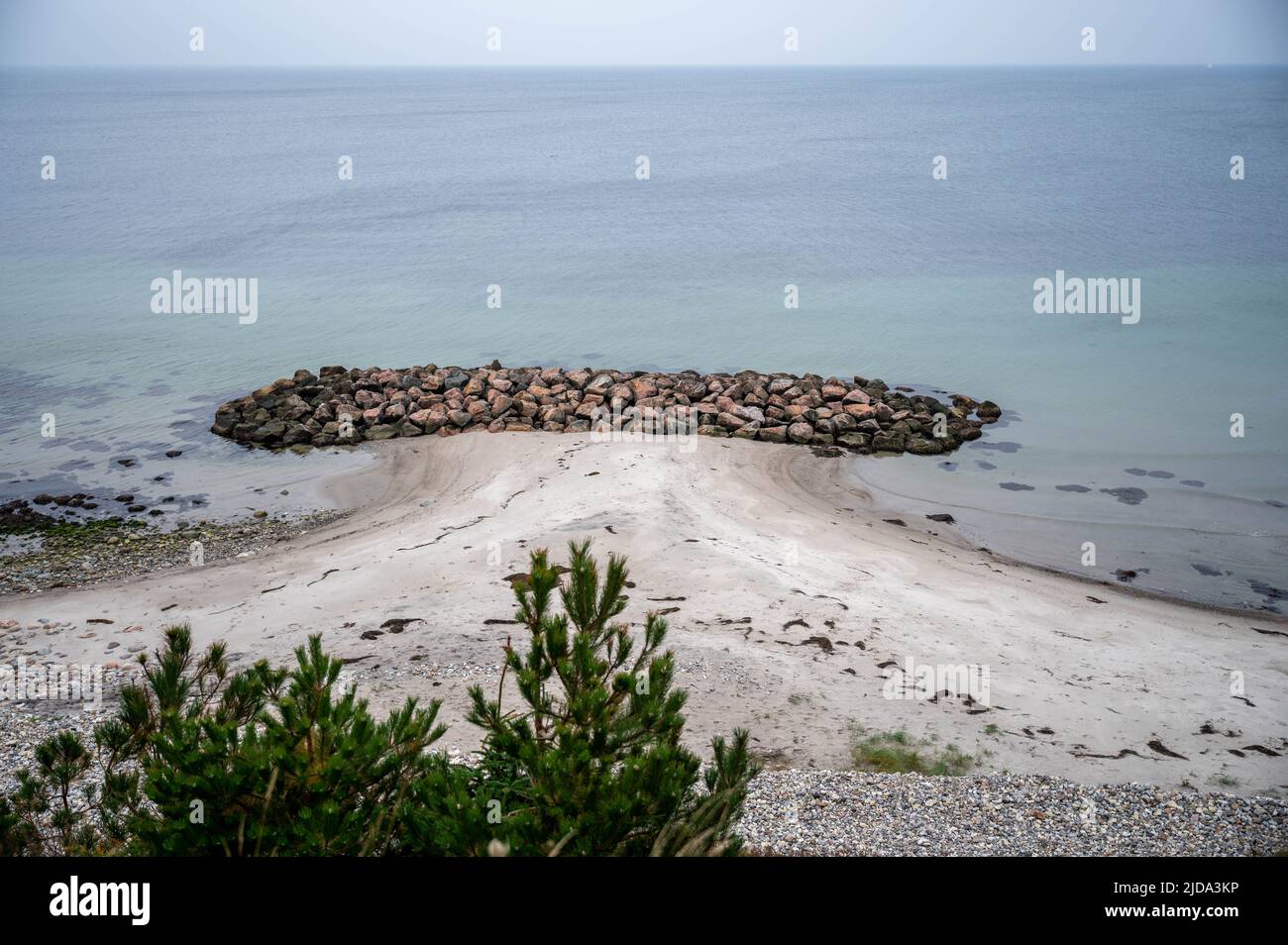 Stilles Wasser an der Dänischennordküste mit Felsen Stock Photo