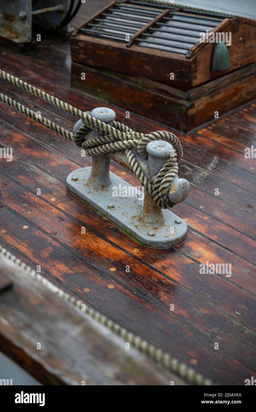 Seilknoten auf einem Boot Stock Photo