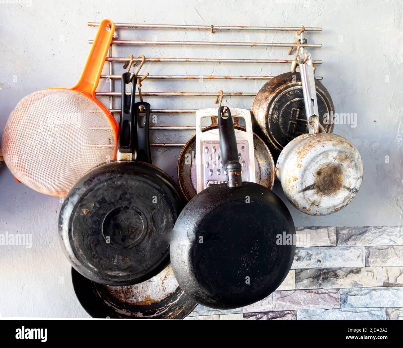 Pans hanging kitchens hi-res stock photography and images - Alamy