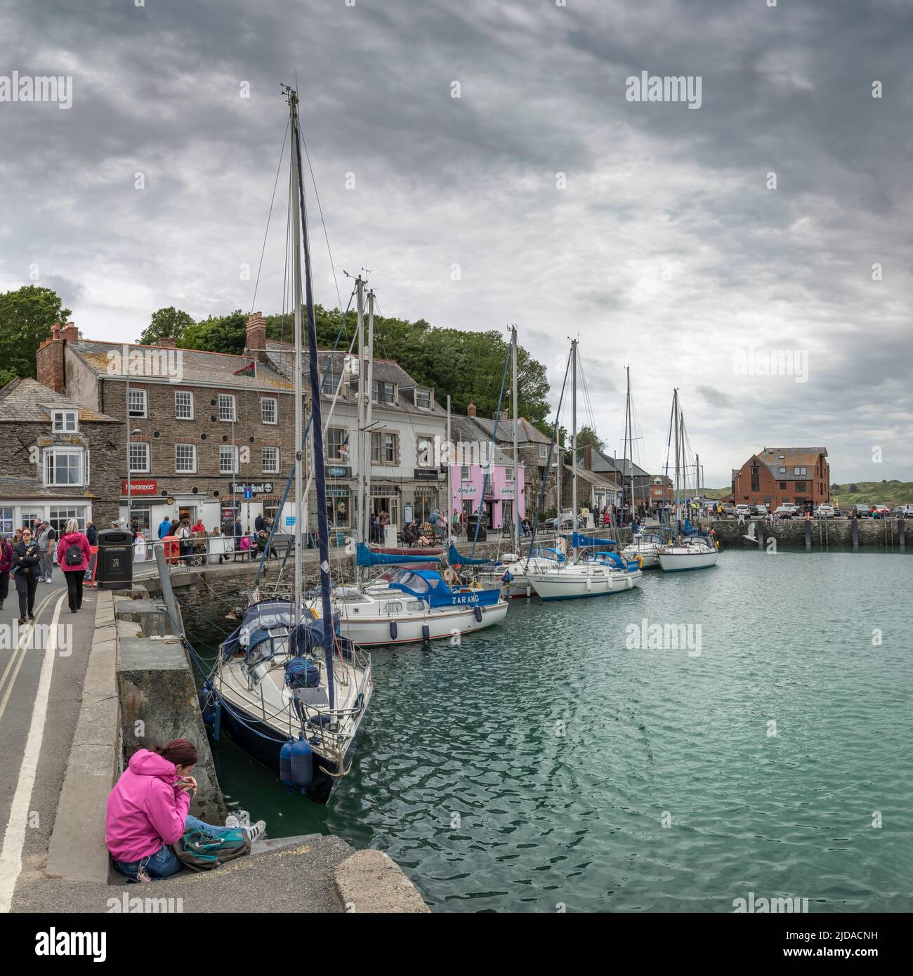Padstow, Cornwall, England. Sunday 19th June 2022. A busy Sunday around the picturesque harbour of Padstow in Cornwall. Despite the overcast sky and o Stock Photo