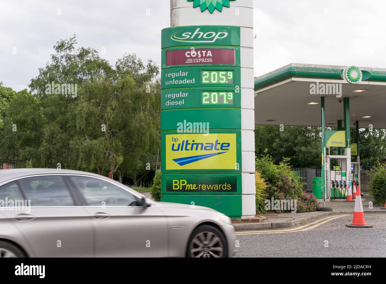 Two pounds per litre High Resolution Stock Photography and Images Alamy