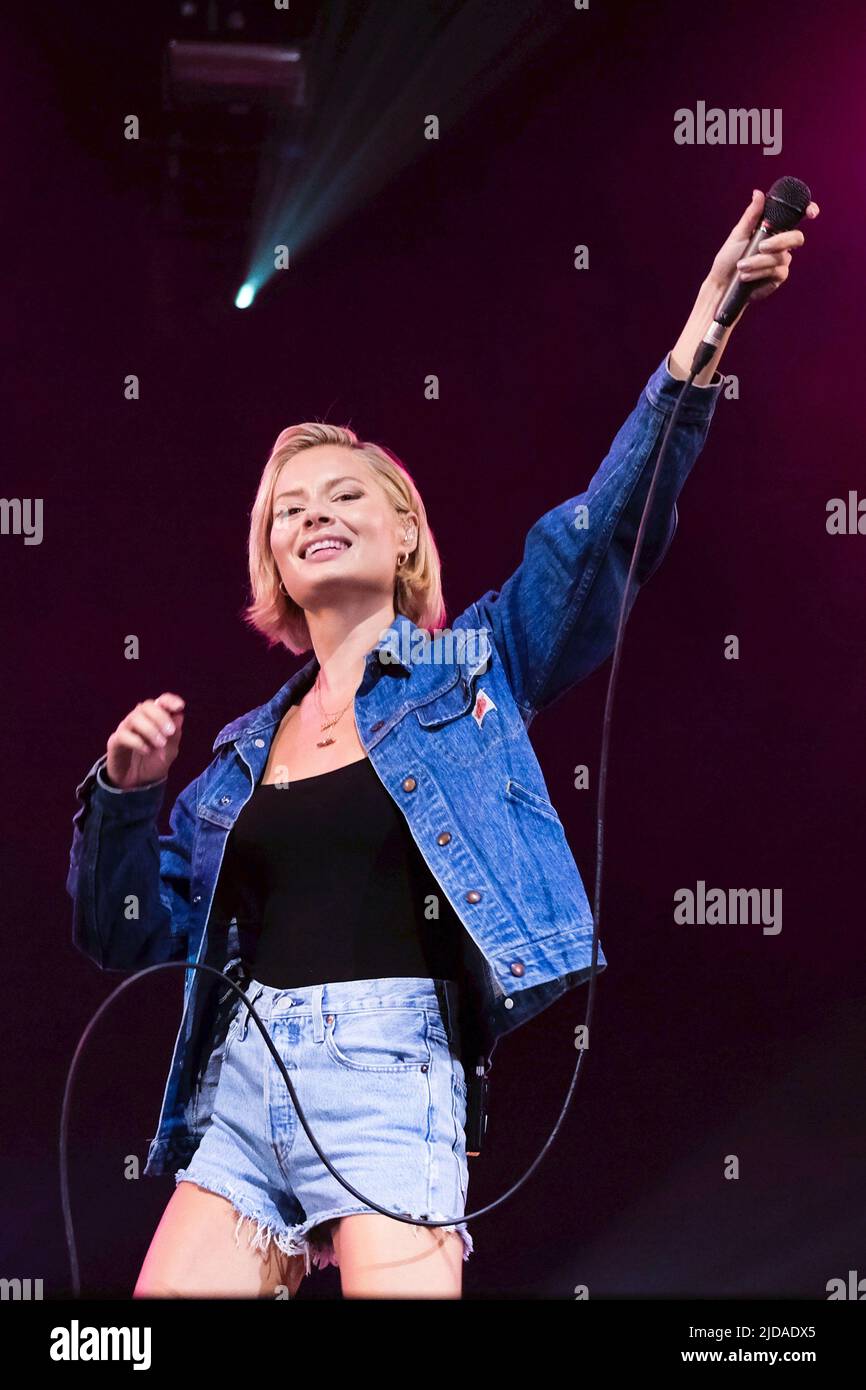 Newport, UK. 19th June, 2022. Scottish Indie rock singer songwriter, Nina Lindberg Nesbitt performs live on stage at the Isle of Wight festival. (Photo by Dawn Fletcher-Park/SOPA Images/Sipa USA) Credit: Sipa USA/Alamy Live News Stock Photo