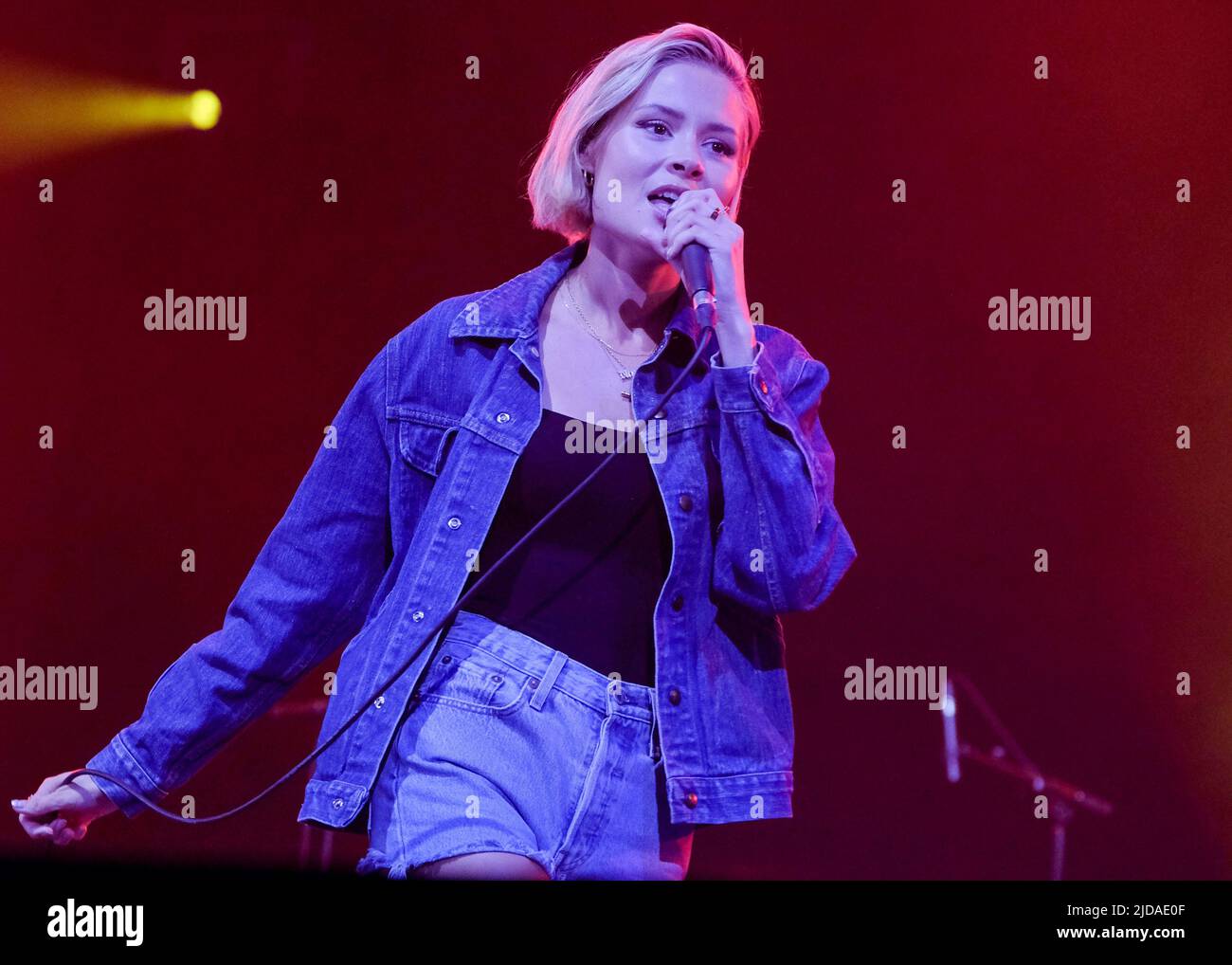 Newport, UK. 19th June, 2022. Scottish Indie rock singer songwriter, Nina Lindberg Nesbitt performs live on stage at the Isle of Wight festival. (Photo by Dawn Fletcher-Park/SOPA Images/Sipa USA) Credit: Sipa USA/Alamy Live News Stock Photo