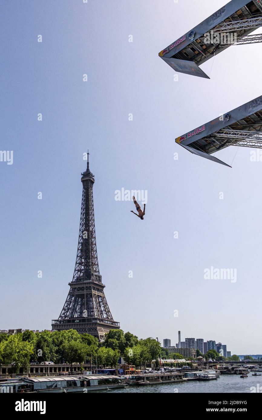 France. Paris (75) (16th district) From Quai Debilly, on the right bank of the Seine river, opposite the Eiffel Tower, the Red Bull Cliff Diving (high Stock Photo