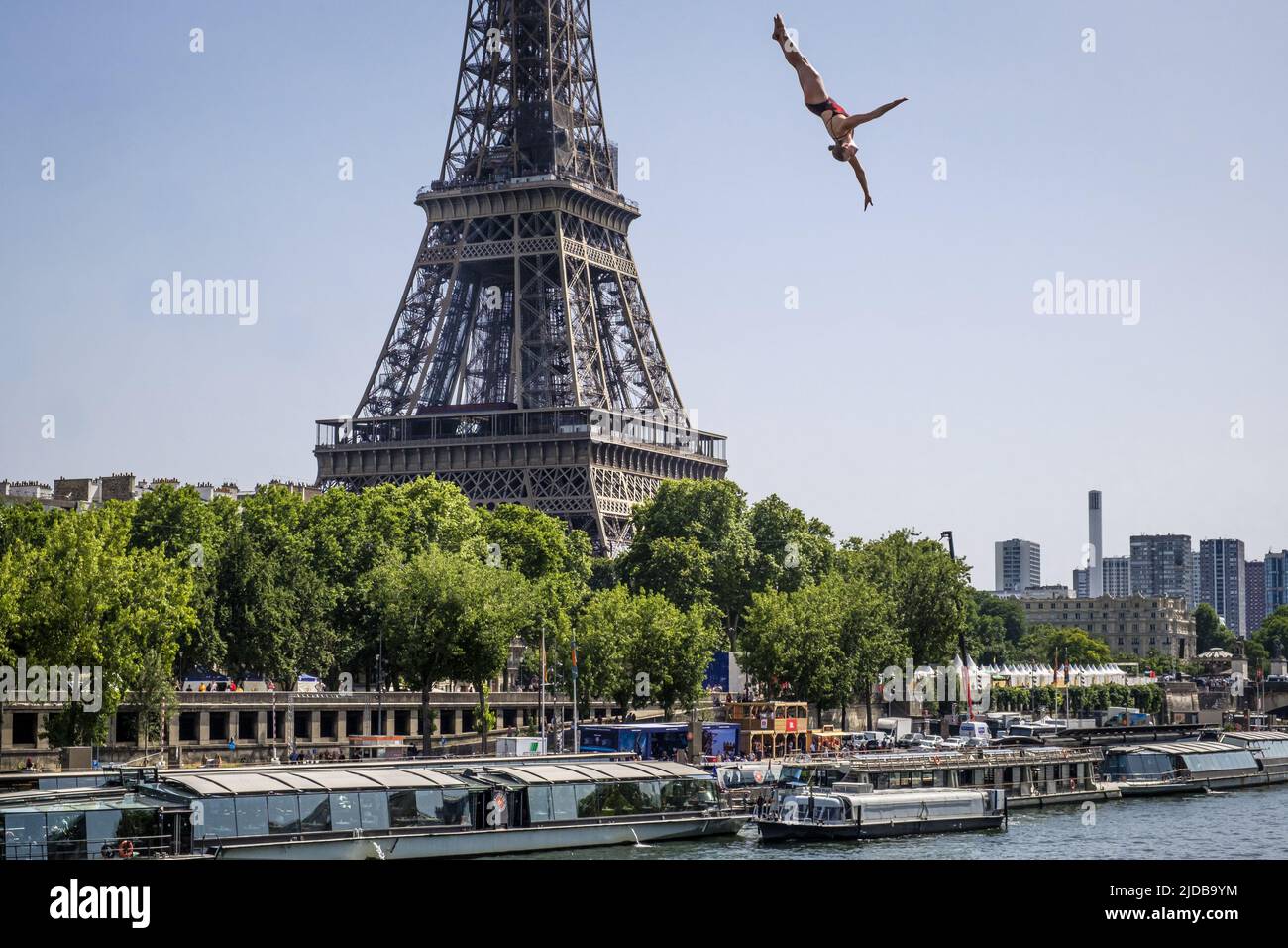 France. Paris (75) (16th district) From Quai Debilly, on the right bank of the Seine river, opposite the Eiffel Tower, the Red Bull Cliff Diving (high Stock Photo