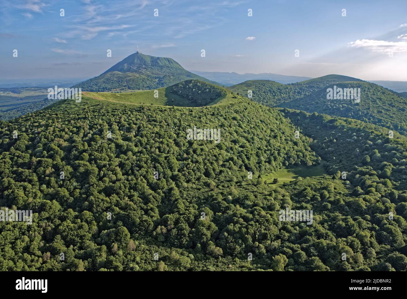 France, Puy-de-Dôme, massif of Puy-de-Dôme (1465 m.alt.) And Pariou, crater in the foreground, the chain of Puys, (photo aerial) Stock Photo