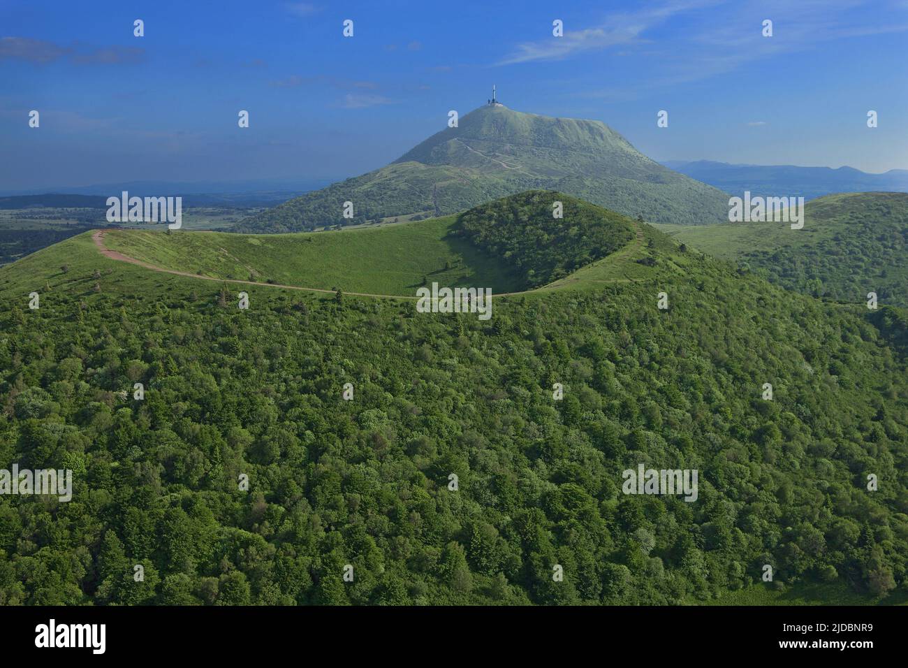 France, Puy-de-Dôme, massif of Puy-de-Dôme (1465 m.alt.) And Pariou, crater in the foreground, the chain of Puys, (photo aerial) Stock Photo
