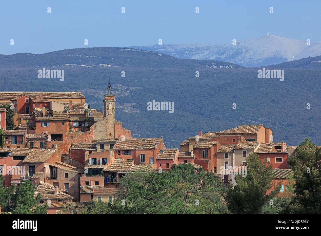 France, Vaucluse (84) Roussillon, the classified village, in the distance, the Mont Ventoux Stock Photo
