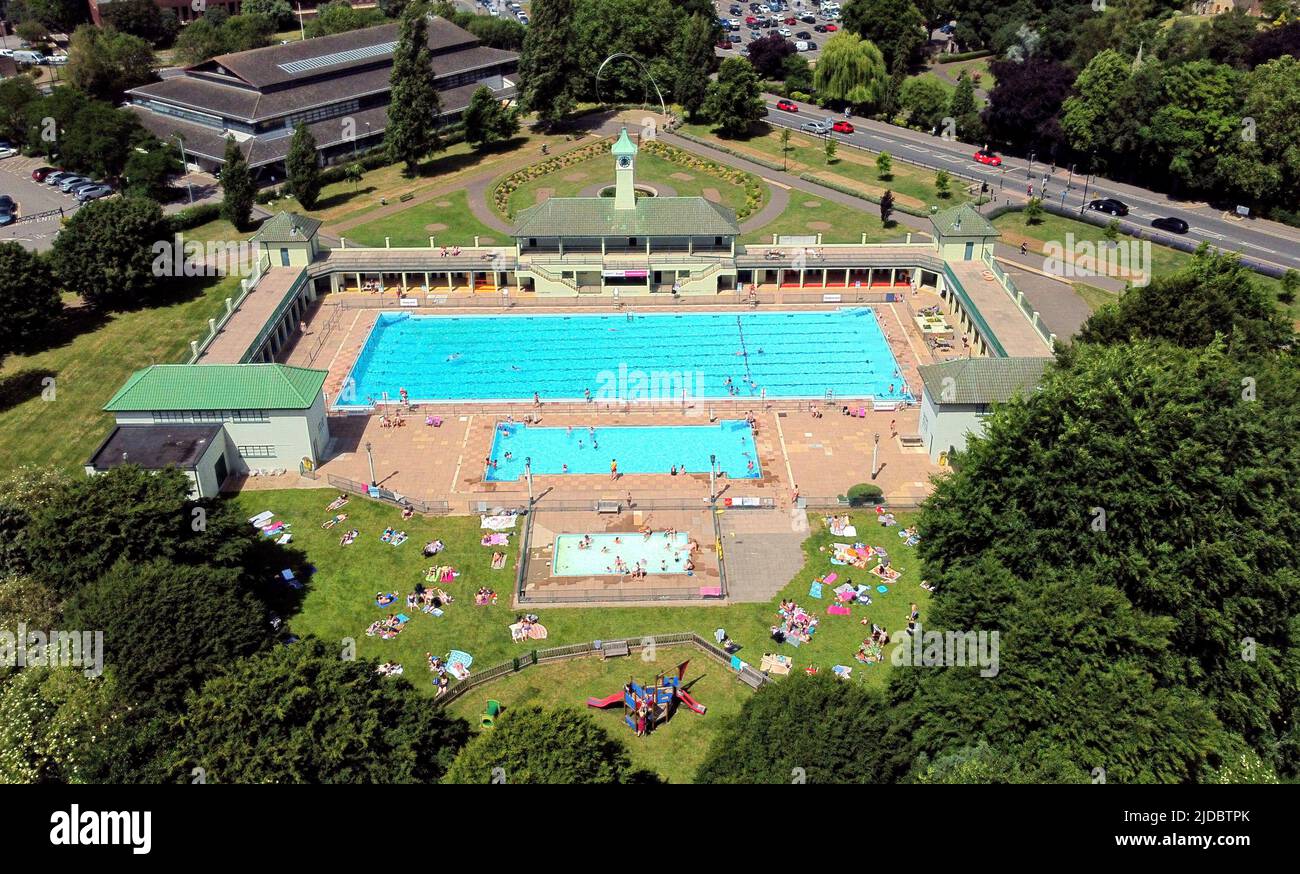 Peterborough, UK. 17th June, 2022. It's a beautiful sunny day as people enjoy a dip in the Peterborough Lido outdoor swimming pool, on what is forecast to be the hottest day of the year so far. Peterborough Lido, Peterborough, Cambridgeshire, UK, on June 17, 2022 Credit: Paul Marriott/Alamy Live News Stock Photo