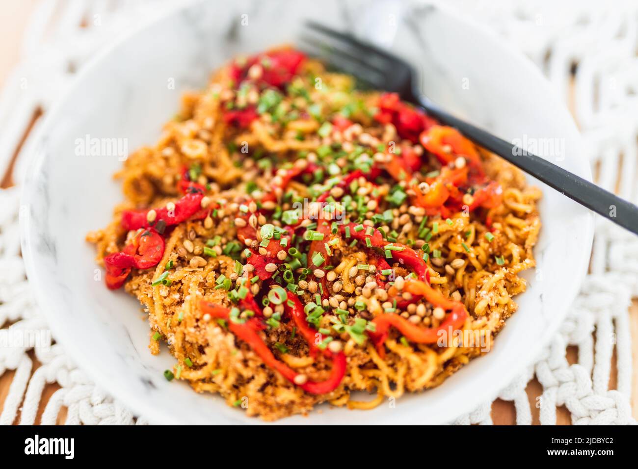 plantbased noodles with bell pepper chives and coriander seeds