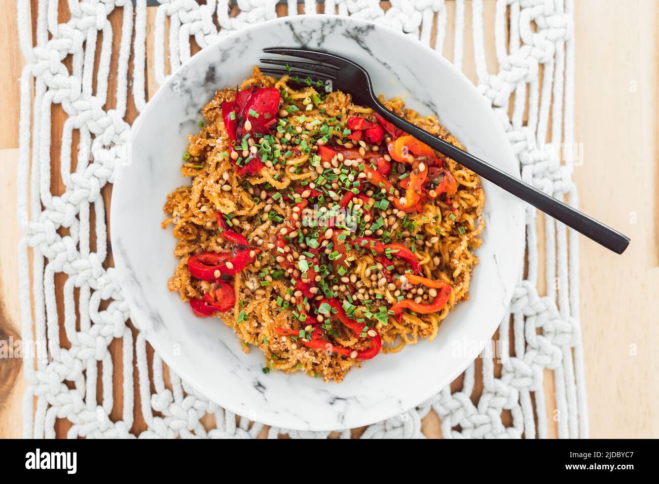 plantbased noodles with bell pepper chives and coriander seeds