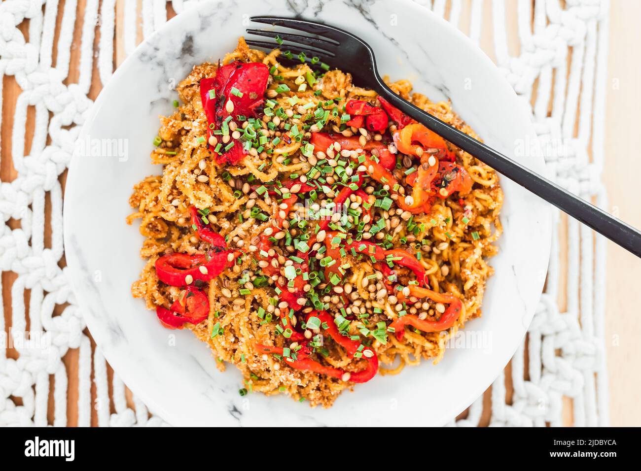 plantbased noodles with bell pepper chives and coriander seeds