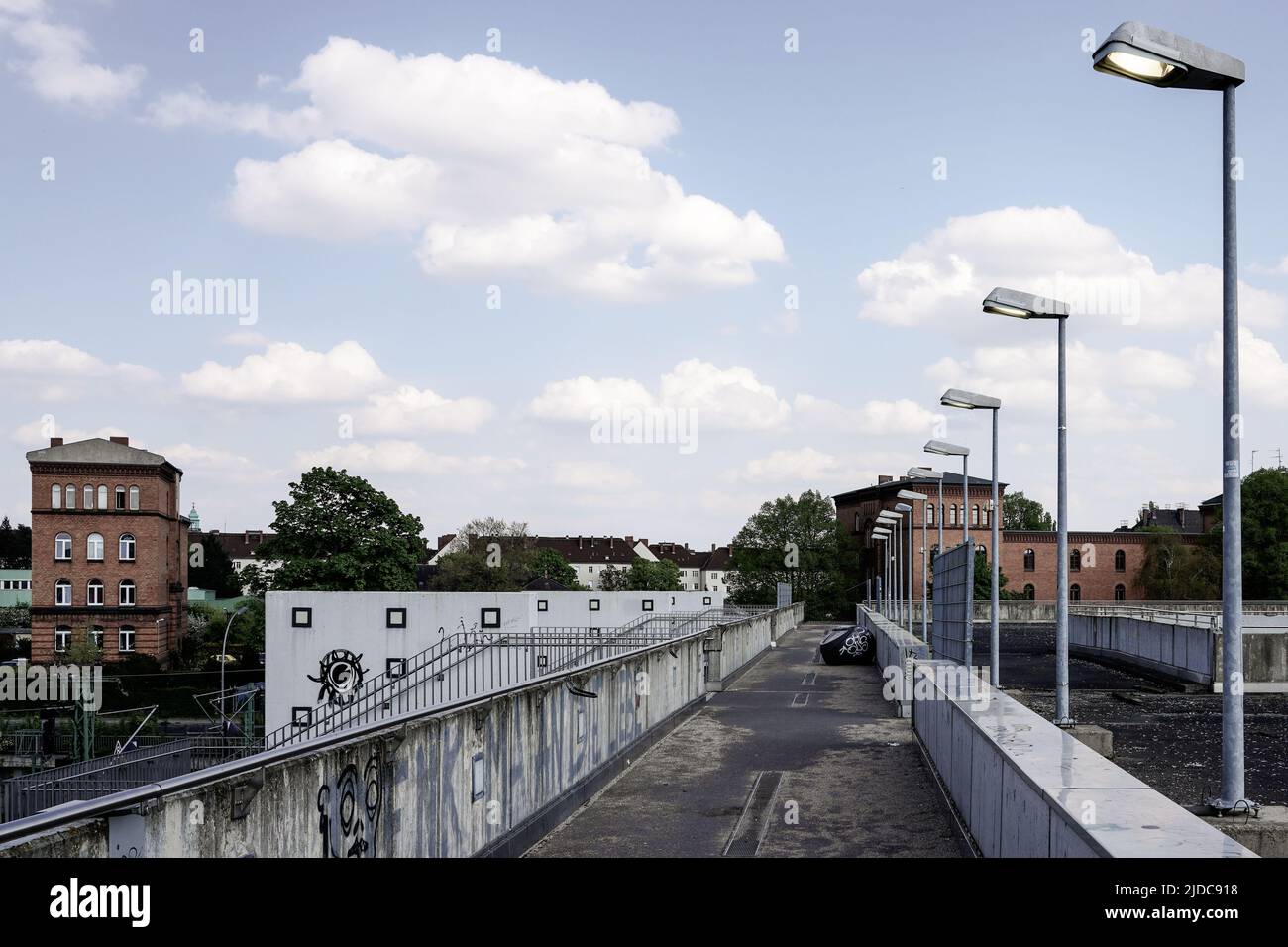 Bridge to Südkreuz platforms. Access from pedestrian path of the North-South Green Park in Berlin to the train station, Berlin, Germany, 2.5.22 Stock Photo