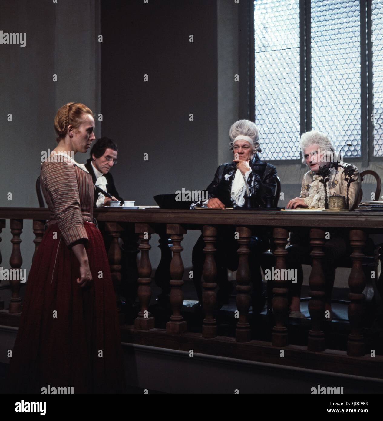 Die Geschichte der Susanna Margaretha Brandt, Deutschland, 1977, Dokumentarfernsehspiel, basierend auf der Frankfurter Criminalia 1771, Gerichtsszene: ERIKA SKROTZKI als Dienstmagd Susanna, sie wird des Kindesmord beschuldigt, A. MAY, Gerichtsschreiber, GÜNTER MEISNER, Senator Lindmeier, FRIEDRICH G. BECKHAUS, Senator Siegner. Geschichte der Susanna Margaretha Brandt, Germany, 1977, documentary television play, based on the Frankfurt Criminalia 1771, Court scene: ERIKA SKROTZKI as Handmaid Susanna, she is accused of infanticide, A. MAY, court clerk, GUENTER MEISNER, Senator Lindmeier, FRIEDRIC Stock Photo