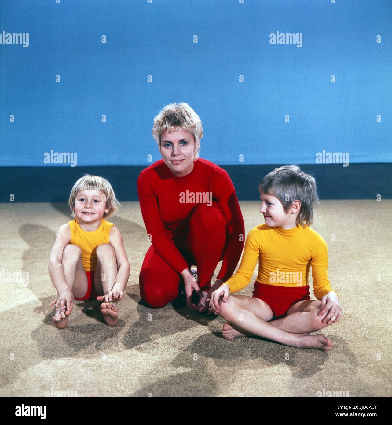 Turn mit!, Gymnastik Serie, Deutschland 1972, Vorturnerin Bärbel Vitt mit den Kindern Kathrin und Jan-Christoph Stock Photo