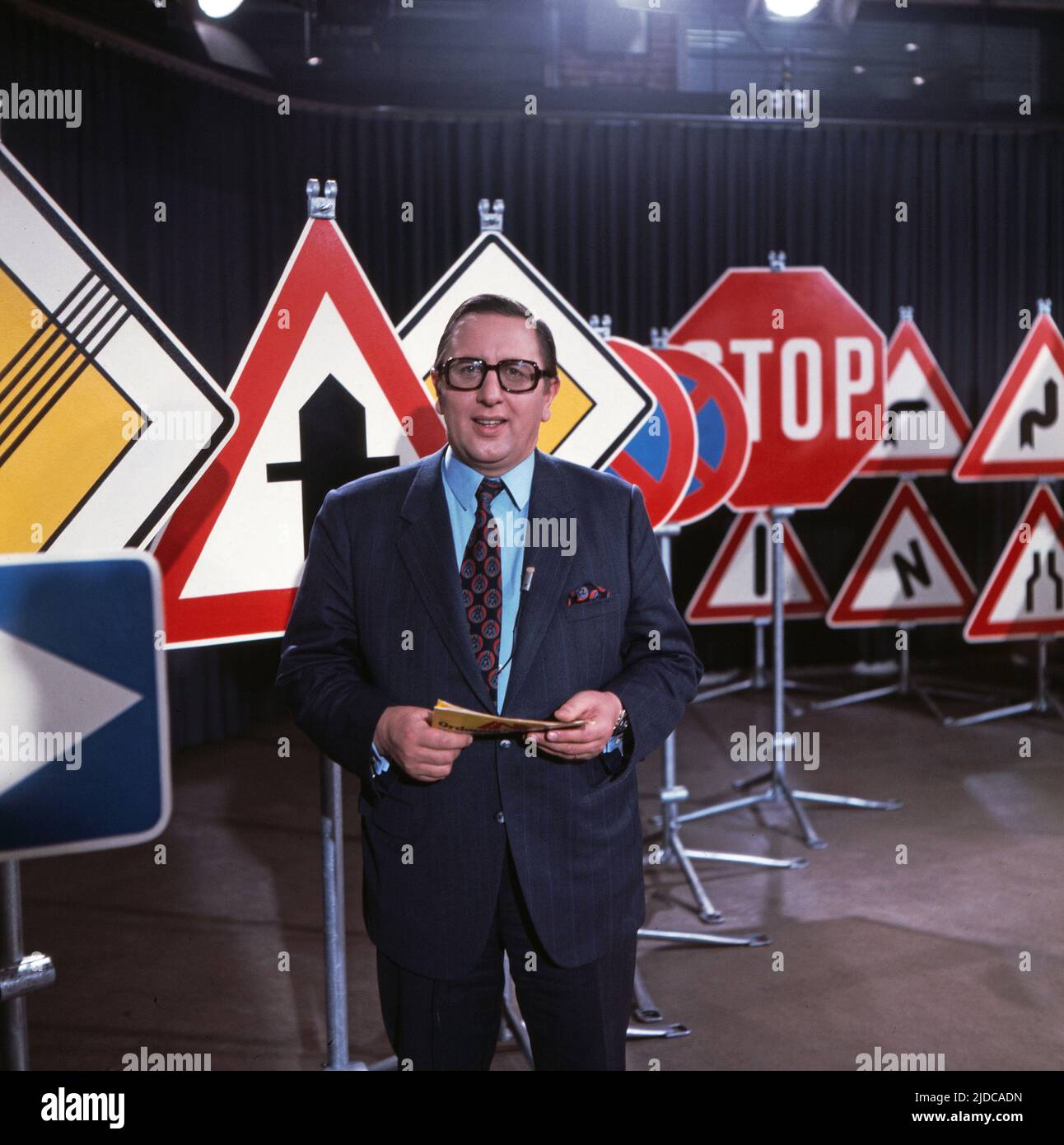 Kleines Auto-ABC, Ratgebermagazin zu den neu eingeführten Verkehrszeichen, Deutschland 1971, Moderator: Gerd Jauch Stock Photo