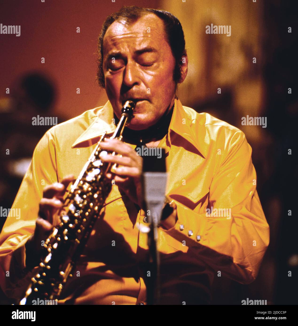 Woody Herman, amerikanischer Jazz-Klarinettist und Bandleader, hier bei einem Auftritt, circa 1976. Woody Herman, American Jazz clarinetist and bandleader, shown here performing, circa 1976. Stock Photo