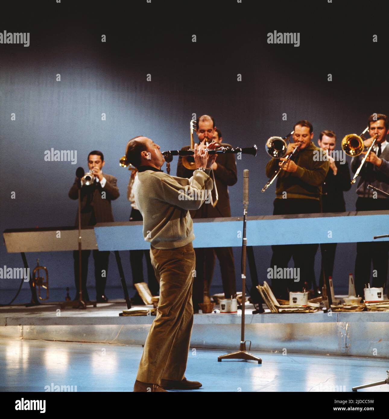 Woody Herman, amerikanischer Jazz-Klarinettist und Bandleader, hier bei einem Auftritt mit Jazzband, circa 1969. Woody Herman, American Jazz clarinetist and bandleader, shown here performing, with Jazz band, circa 1969. Stock Photo