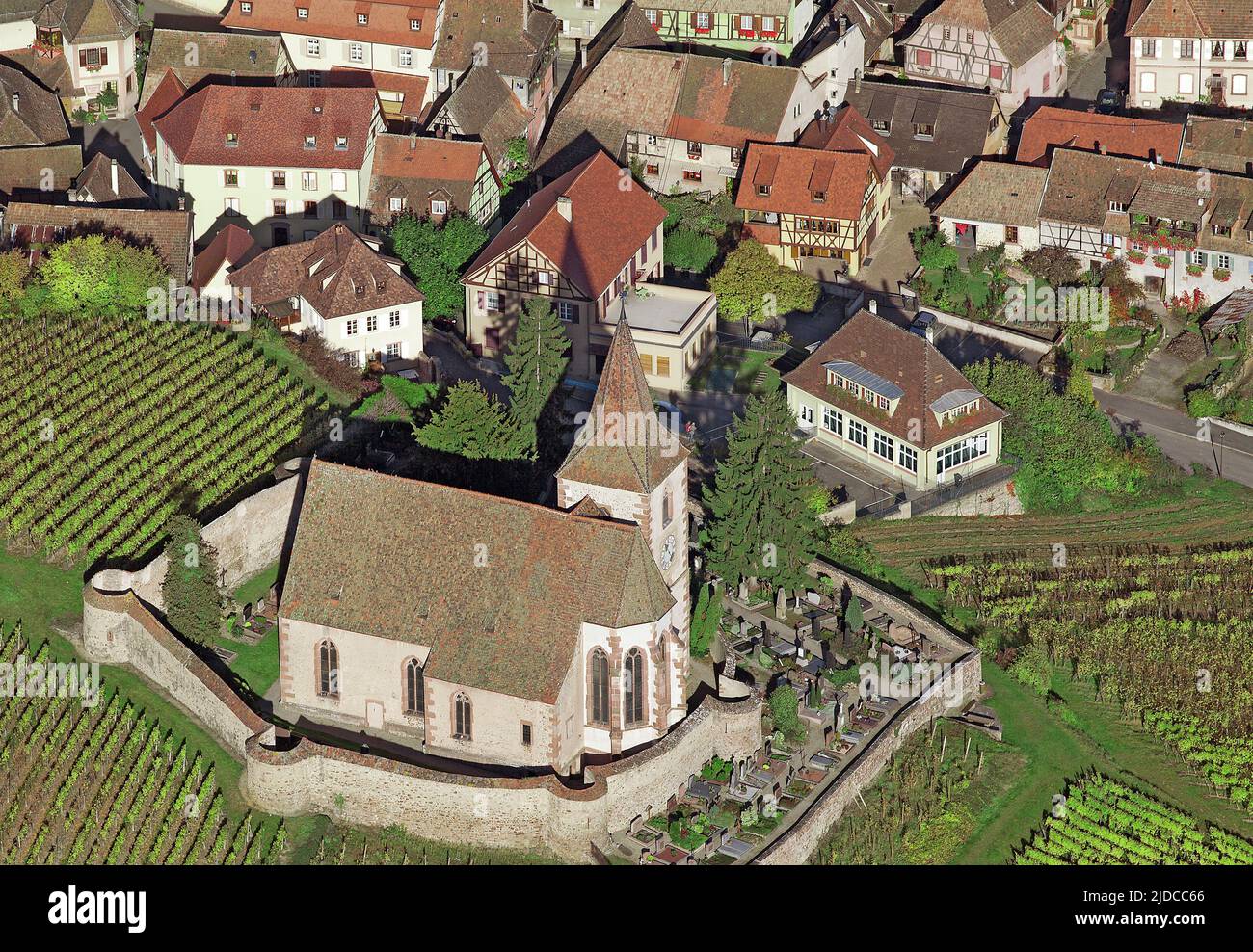France, Haut-Rhin, Hunawihr, the village, the fortified church (aerial view) Stock Photo