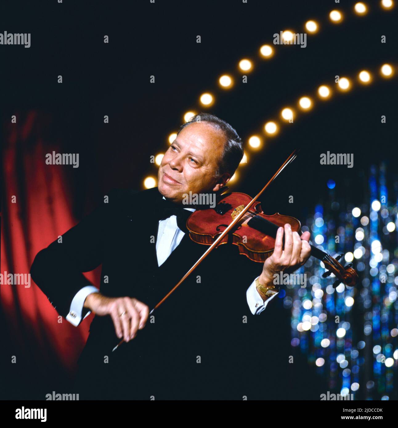 Helmut Zacharias, deutscher Geiger und Komponist, hier bei einem TV