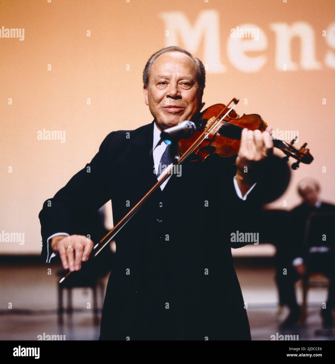 Helmut Zacharias, deutscher Geiger und Komponist, hier bei einer TV