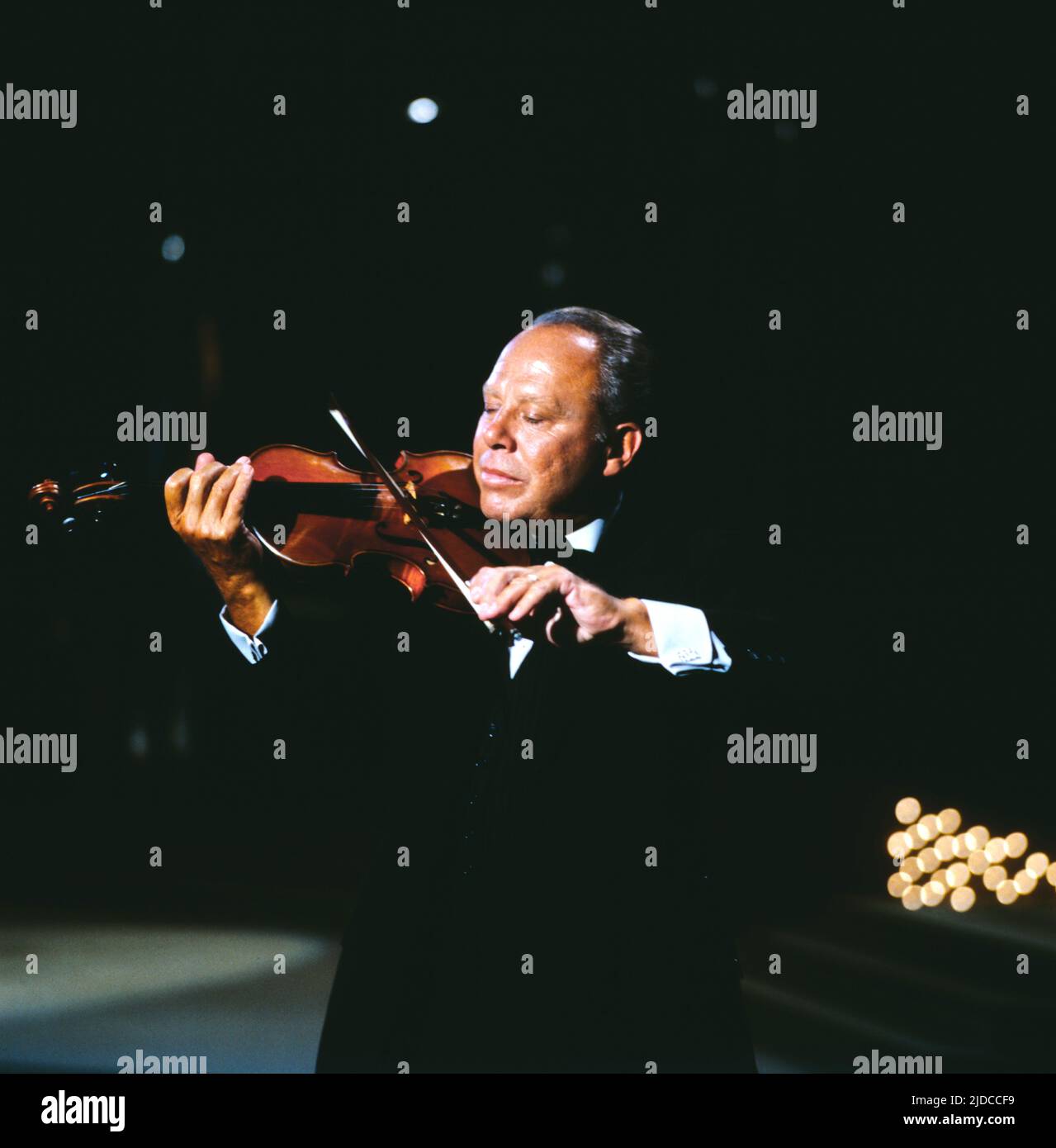 Helmut Zacharias, deutscher Geiger und Komponist, hier bei einem TV