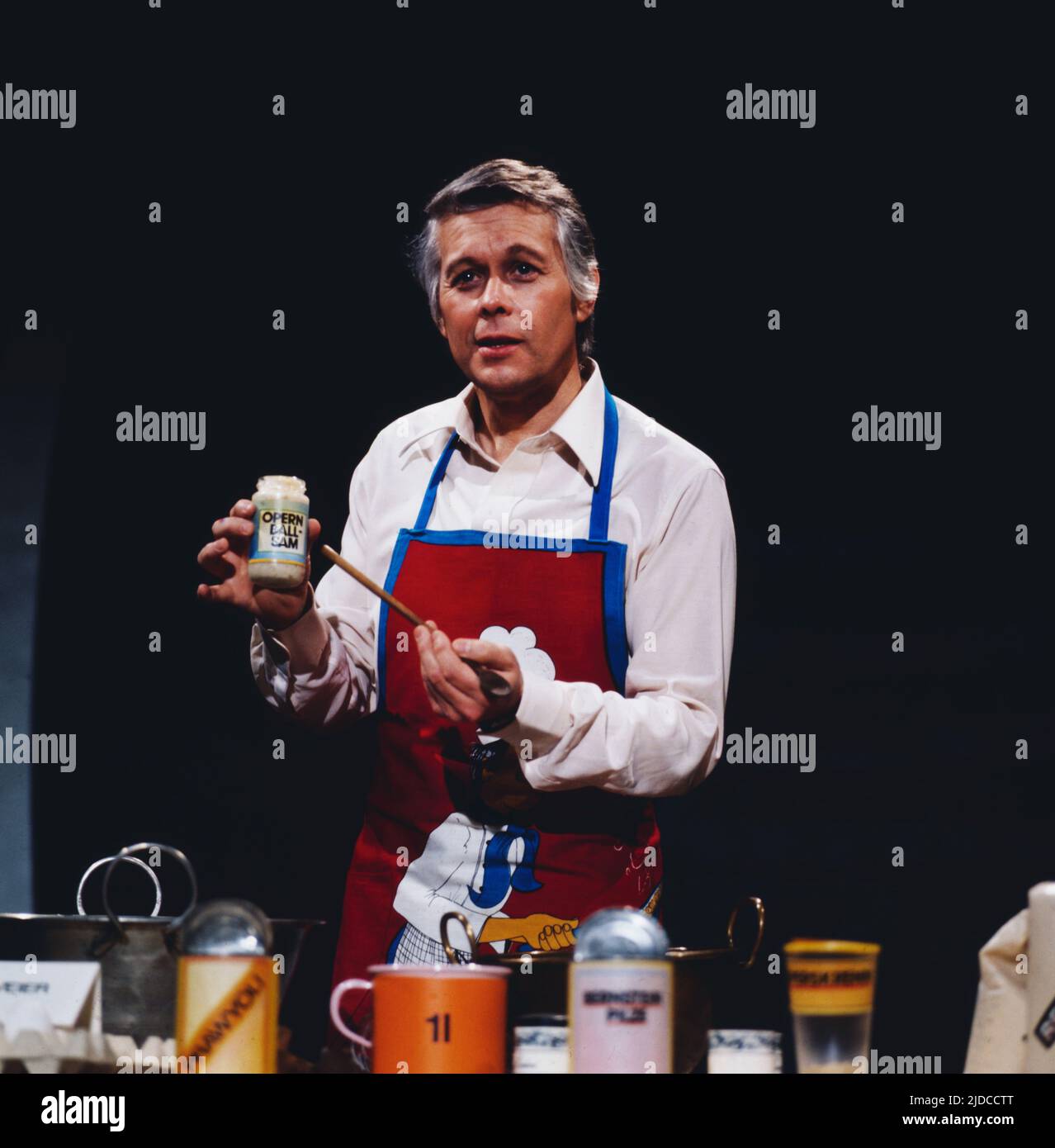 Peter Weck, österreichischer Schauspieler, Bühnendarsteller, Regisseur und Theaterintendant, hier als TV Koch mit einem Glas Opernballsam, Österreich circa 1976. Peter Weck, Austrian actor, stage actor, director and Theater Director, here as a TV cook with a glass of Opernballsam, Austria circa 1976. Stock Photo