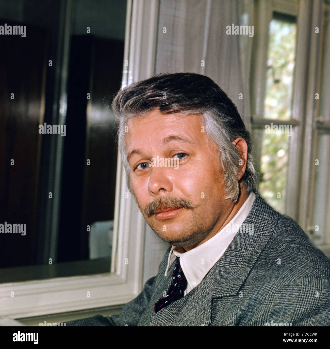 Peter Weck, österreichischer Schauspieler, Bühnendarsteller, Regisseur und  Theaterintendant, Portraitaufnahme in Wien, während einer Drehpause des  Fernsehfilms: Nichts als Erinnerung, Österreich, 1974, Peter Weck, Austrian  actor, stage actor, director ...