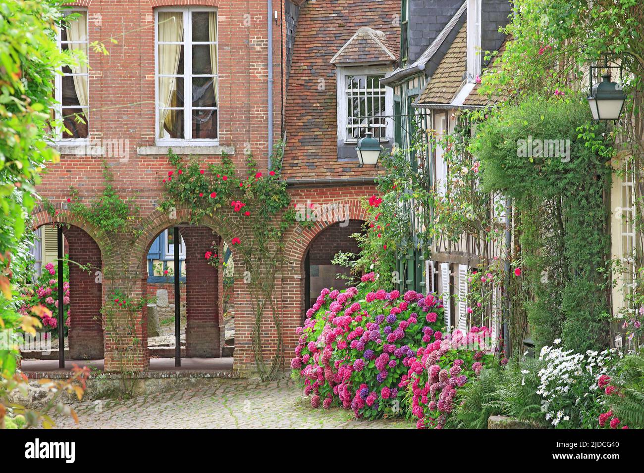 France, Oise (60) Gerberoy, Labellized village, 'village fleuri' (flowered village) Stock Photo