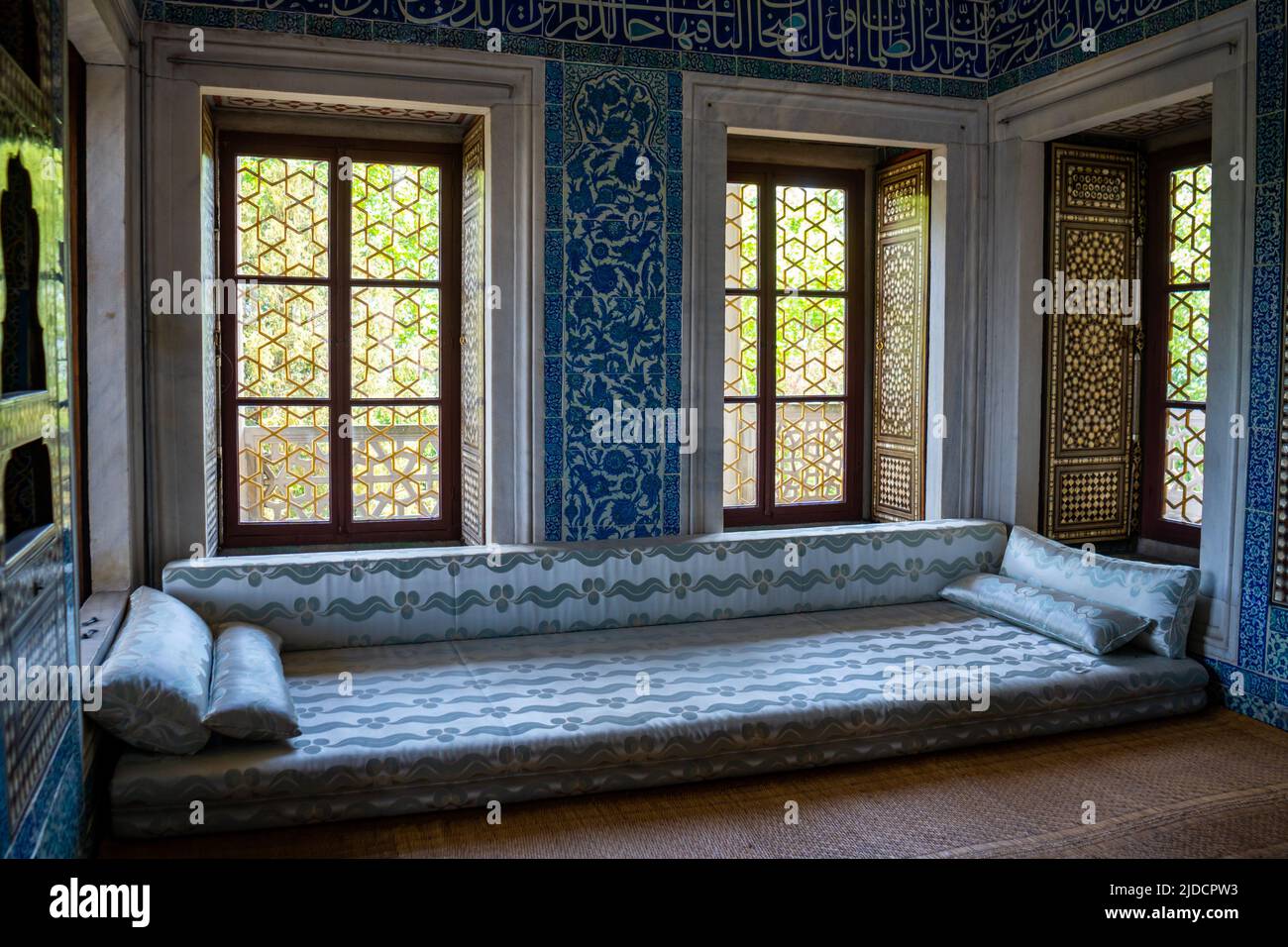Interior of Topkapi Palace, detail and decoration of the castle ...